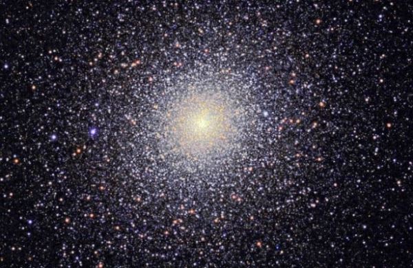 <br />
Астрономы из Германии обнаружили влияние магнитного поля галактики на шаровое скопление 47 Тукана<br />
