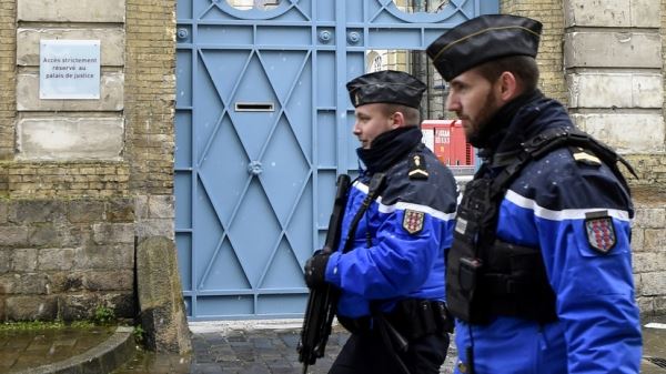 Во Франции задержали мужчину, взявшего в заложники женщину и детей