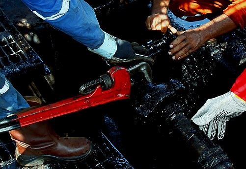 Страны ОПЕК решили дополнительно сократить добычу нефти из-за коронавируса